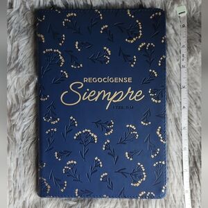 Blue and Gold Floral Embossed Journal with Zipper. Bible verses in spanish